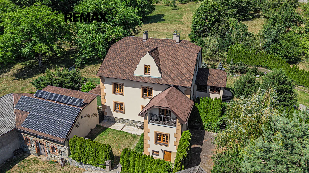 Prodej rodinného domu 350 m², pozemek 9285 m²